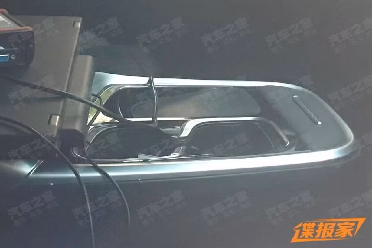 Đánh giá sơ lược về ngoại hình của chiếc xe Maxus Mifa 7 cho thấy tổng thể mặt trước sử dụng đường cắt hình học thẳng, với dải đèn vòng và cụm đèn hình giọt nước hình chữ T. Hai đường gân cơ bắp cứng cáp trên nắp động cơ kéo dài đến vị trí trụ A, tạo nên xu hướng đường nét cho tổng thể xe. Ngoài ra, cách phối màu phía trước xe áp dụng phương pháp xử lý đen nhám, không có các chi tiết trang trí mạ crom, tăng thêm cảm giác công nghệ.