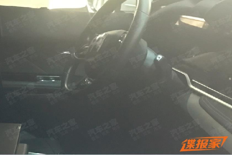 Từ các bức ảnh hiếm hoi này sẽ cho bạn thấy 1 phần góc độ nội thất tổng thể ở khoang lái, trong đó, gây ấn tượng nhiều nhất là bảng điều khiển trung tâm của chiếc xe mới áp dụng thiết kế màn hình Dalian xuyên suốt, giúp tinh giản hóa tất cả các nút vật lý. Chính giữa hộp tỳ tay trung tâm và bảng đồng hồ là một bố cục trong suốt, tiếp nối đặc điểm bố trí nội thất nhất quán của các mẫu xe MPV.