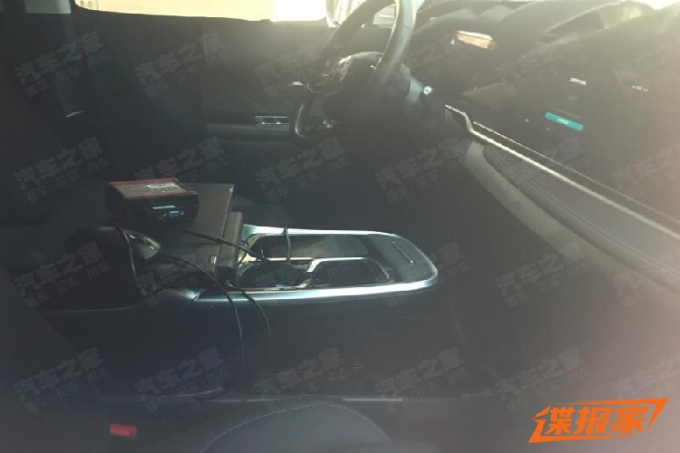 Đồng thời, qua hình ảnh có thể thấy hộp tỳ tay trung tâm rất rộng và dày, dự kiến bên trong phải có một không gian chứa đồ tốt. Ngoài ra, bảng điều khiển tựa tay trung tâm cung cấp sạc không dây cho điện thoại di động và thiết kế giá đỡ cốc thông thường. Từ vô-lăng trong hình ảnh lộ diện có thể thấy, Maxus Mifa 7 chạy điện sử dụng kiểu 3 chấu đa chức năng hình tròn thông thường sẽ được kết hợp với lẫy chuyển số