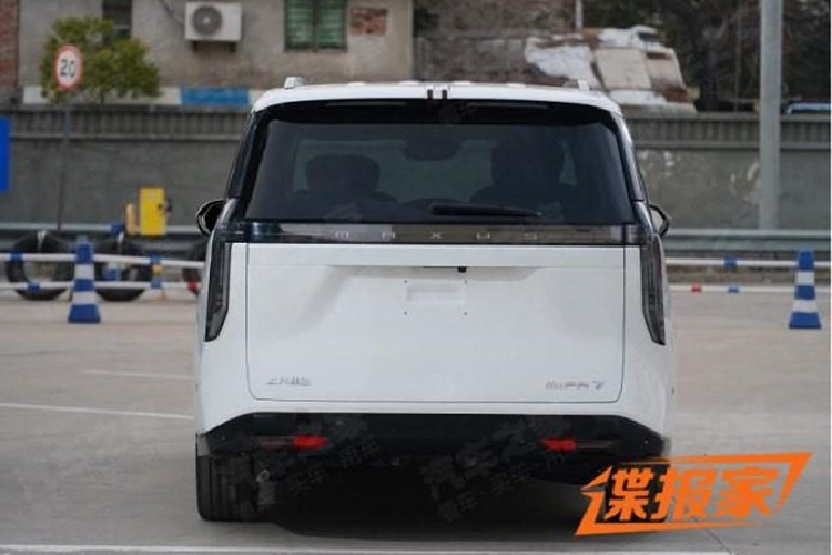 Thân xe MPV điện Maxus Mifa 7 cũng được bố trí phối hai màu, cửa sổ và nóc xe được sơn đen, ốp sườn đen và bánh xe sơn đen tăng thêm vẻ thể thao cho chiếc xe mới. Đuôi xe cũng được tạo hình vuông vức và đơn giản, đèn hậu hình số "7" sơn đen xuyên thấu tạo sự tương phản với phần đầu xe. Về kích thước thân xe, chiều dài, rộng và cao của xe Maxus Mifa 7 lần lượt là 4.907/1.885/1.756 (1.768) mm, chiều dài cơ sở 2975 mm.