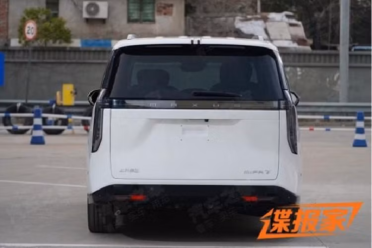 Thân xe MPV điện Maxus Mifa 7 cũng được bố trí phối hai màu, cửa sổ và nóc xe được sơn đen, ốp sườn đen và bánh xe sơn đen tăng thêm vẻ thể thao cho chiếc xe mới. Đuôi xe cũng được tạo hình vuông vức và đơn giản, đèn hậu hình số "7" sơn đen xuyên thấu tạo sự tương phản với phần đầu xe. Về kích thước thân xe, chiều dài, rộng và cao của xe Maxus Mifa 7 lần lượt là 4.907/1.885/1.756 (1.768) mm, chiều dài cơ sở 2975 mm.