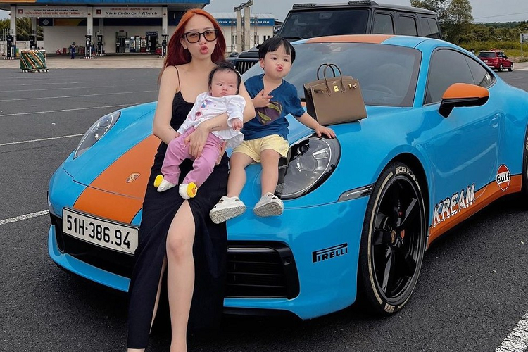 Phạm Trần Nguyễn Minh Anh hay còn được gọi với biệt danh Joyce Phạm không chỉ được biết là 1 rich kid chính hiệu tại Việt Nam khi có bố mẹ đều là những tay chơi siêu xe hàng đầu trong nước mà còn nổi tiếng trong giới hot mom. Con gái tay chơi siêu xe Minh Nhựa hiện chỉ mới 24 tuổi nhưng đã sở hữu đến 2 chiếc xe tổng trị giá trên 10,5 tỷ đồng.