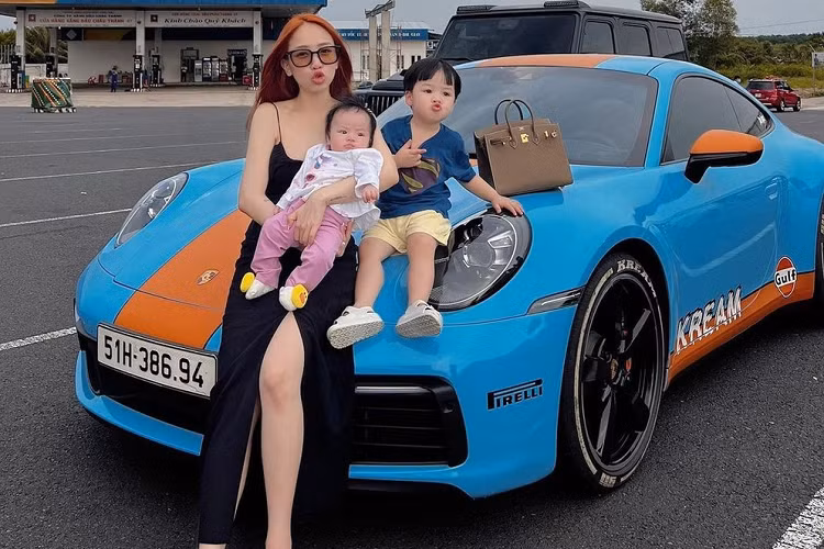 Phạm Trần Nguyễn Minh Anh hay còn được gọi với biệt danh Joyce Phạm không chỉ được biết là 1 rich kid chính hiệu tại Việt Nam khi có bố mẹ đều là những tay chơi siêu xe hàng đầu trong nước mà còn nổi tiếng trong giới hot mom. Con gái tay chơi siêu xe Minh Nhựa hiện chỉ mới 24 tuổi nhưng đã sở hữu đến 2 chiếc xe tổng trị giá trên 10,5 tỷ đồng.