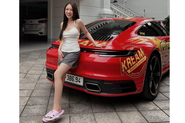 Chia sẻ về chiếc xe ôtô đầu đời, Joyce Phạm thẳng thắn nhận được sự hậu thuẫn từ phía gia đình, ngay đến 1 tay chơi siêu xe đình đám như Minh Nhựa, bố của hot mom này cũng từng chia sẻ các siêu xe đều xin tiền của bố hoặc mẹ để mua.