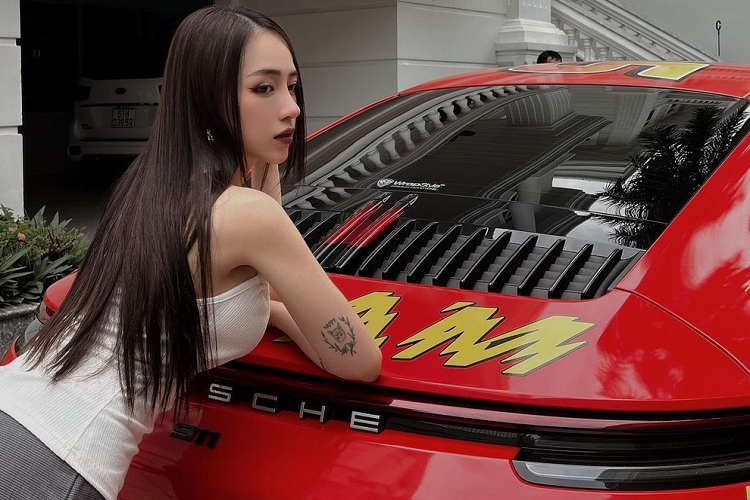 Nguyên bản chiếc xe thể thao Porsche 911 Carrera của con gái Minh Nhựa có màu đen bóng và từng trải qua khá nhiều bộ áo khác nhau như đen nhám, xanh dương nhạt hay mới nhất là sắc đỏ rất nổi bật và lôi cuốn.