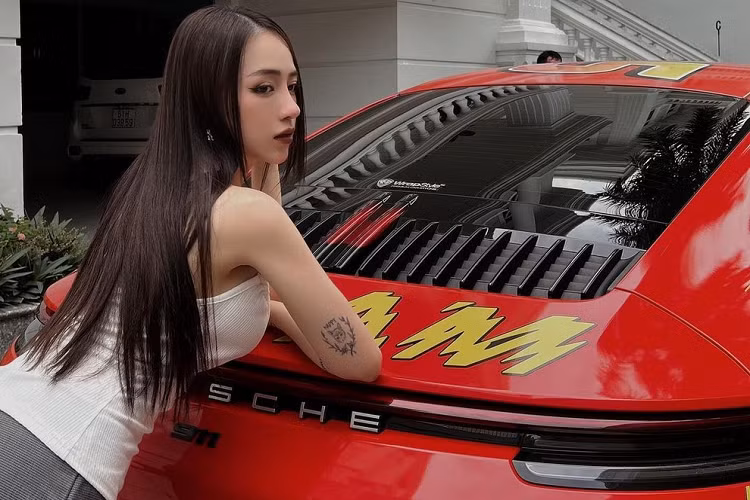 Nguyên bản chiếc xe thể thao Porsche 911 Carrera của con gái Minh Nhựa có màu đen bóng và từng trải qua khá nhiều bộ áo khác nhau như đen nhám, xanh dương nhạt hay mới nhất là sắc đỏ rất nổi bật và lôi cuốn.