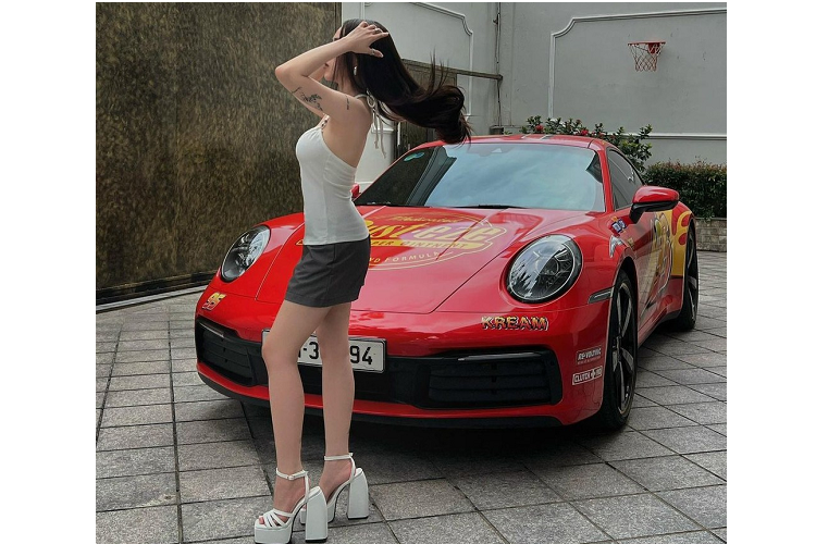 Trong số này, ngoài chiếc Mini Cooper mới được mua vào dịp Tết vừa qua, Joyce Phạm sở hữu Porsche 911 Carrera vạn người mê khi cô nàng chỉ mới 21 tuổi.