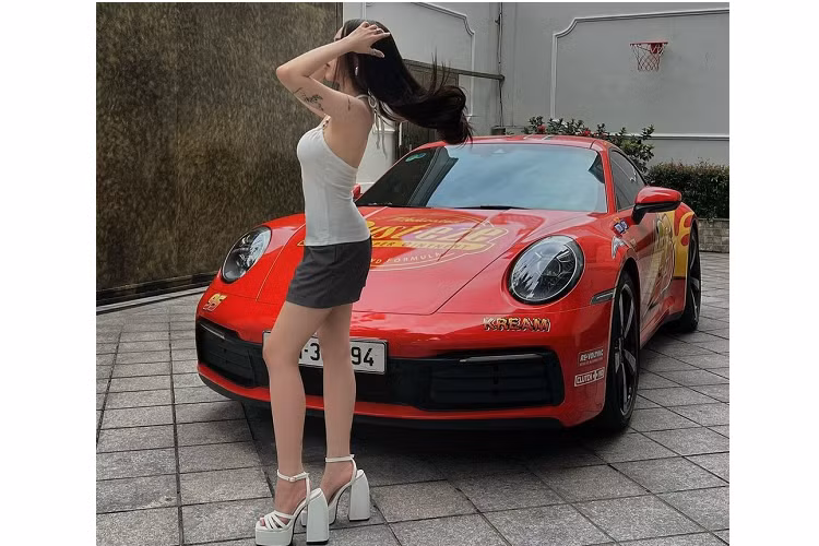 Trong số này, ngoài chiếc Mini Cooper mới được mua vào dịp Tết vừa qua, Joyce Phạm sở hữu Porsche 911 Carrera vạn người mê khi cô nàng chỉ mới 21 tuổi.