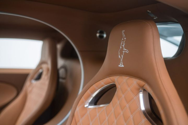 “Trong chuyến thăm của khách hàng, khi chúng tôi đi ngang qua mô hình thu nhỏ của Type 57 SC – chiếc Atlantic đầu tiên và chính xác là chiếc mà bà ấy đã nhìn thấy cách đây nhiều năm – ngay lập tức chúng tôi nhận ra rằng đây là hướng đi mà chúng tôi nên đi” - Jascha Straub, Thiết kế trưởng của bộ phận Sur Mesure tại Bugatti nhớ lại.