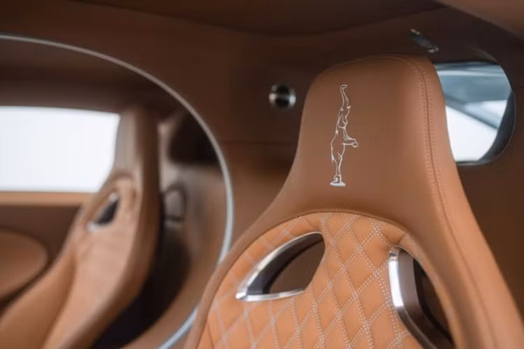 “Trong chuyến thăm của khách hàng, khi chúng tôi đi ngang qua mô hình thu nhỏ của Type 57 SC – chiếc Atlantic đầu tiên và chính xác là chiếc mà bà ấy đã nhìn thấy cách đây nhiều năm – ngay lập tức chúng tôi nhận ra rằng đây là hướng đi mà chúng tôi nên đi” - Jascha Straub, Thiết kế trưởng của bộ phận Sur Mesure tại Bugatti nhớ lại.