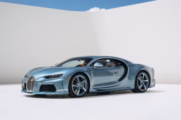 Trong khi những người phụ nữ khác ở độ tuổi 70 thường ưa thích những mẫu hatchback nhỏ gọn có tốc độ vừa phải hoặc giao tay lái cho con cháu thì một nữ đại gia mới đây đã gây bất ngờ khi sở hữu cho mình một chiếc Bugatti Chiron Super Sport hàng thửa có công suất lên tới hơn 1.578 mã lực.