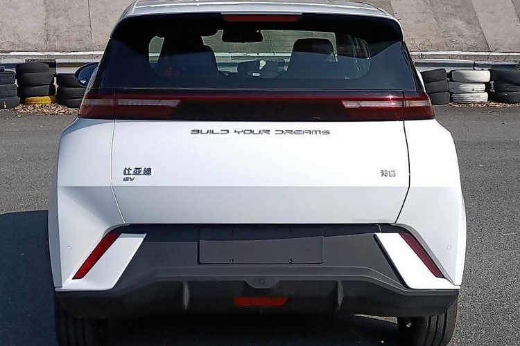 Xe cũng có các chi tiết trang trí bằng nhựa ở phần dưới của thân xe trông giống một chiếc SUV hơn, dù thực tế, đây là một chiếc xe đô thị cỡ nhỏ với kích thước chiều dài x rộng x cao lần lượt là 3.780 mm, 1.715 mm và 1.540 mm và chiều dài cơ sở 2500.