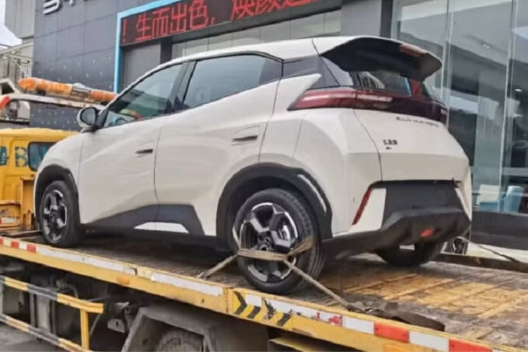 Nếu mức giá bán chính thức của xe BYD Seagull khi ra mắt trên thị trường, nó sẽ đắt hơn con số dao động từ 59.800 - 83.800 nhân dân tệ, (tương đương 204 - 286 triệu đồng) của Wuling Bingo 2023.