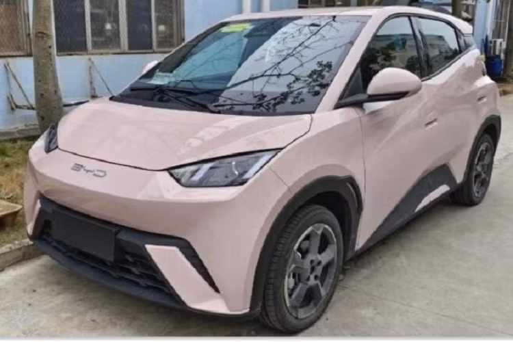 Điều đó có nghĩa là BYD Seagull sẽ có sẵn để mua với ít nhất 5 bộ áo sành điệu trên, và nhiều khả năng sẽ có thêm 1 số màu truyền thống như xám hay đen ở ngoại thất.