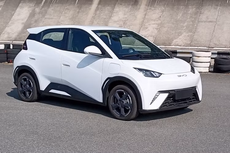 Về thiết kế, BYD Seagull vẫn giữ nguyên ngôn ngữ của dòng Ocean. Xe sở hữu nhiều đường nét sắc cạnh, cánh gió mui thể thao và đèn pha hình thang.