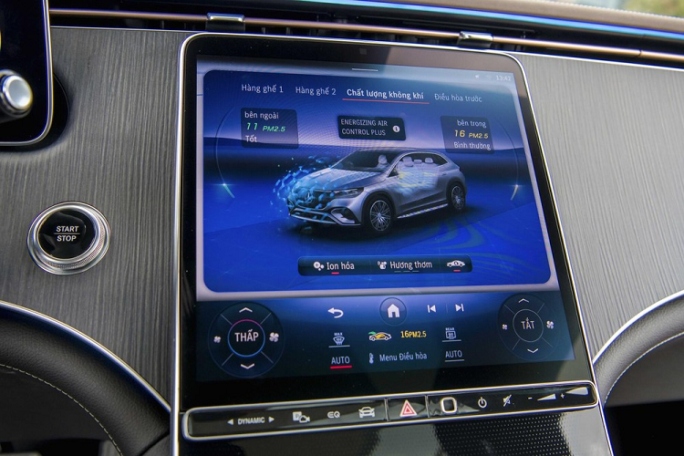 Khi sạc đầy pin, Mercedes-Benz EQE 500 4MATIC có thể di chuyển được quãng đường trung bình từ 462 - 549 km theo chuẩn thử nghiệm WLTP. EQE SUV được trang bị viên pin lithium-ion 400V, công suất 90,56 kWh. Có thể nói, người dùng hoàn toàn có thể di chuyển cùng EQE SUV từ Tp. HCM đến Tuy Hòa – Phú Yên chỉ trong 1 lần sạc.