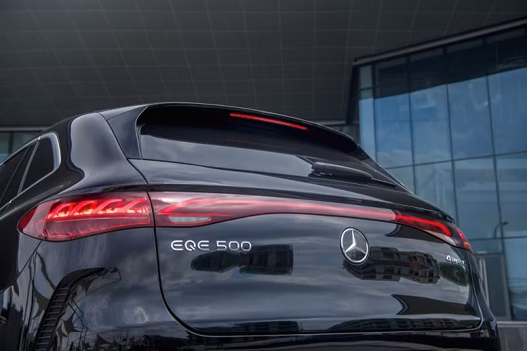 Sự sang trọng của chiếc xe được thể hiện qua tay nắm cửa thiết kế dạng ẩn, giúp mẫu SUV này thêm cảm giác tinh gọn, năng động và linh hoạt hơn. Sau cùng chính là trang bị hệ thống chiếu sáng tiên tiến bậc nhất hiện nay của Mercedes-Benz – Digital Light với công nghệ hỗ trợ mở rộng góc chiếu Ultra Range Highbeam &amp; chức năng hỗ trợ điều chỉnh pha/cốt chủ động. Đèn pha và đèn hậu thiết kế khá bắt mắt.