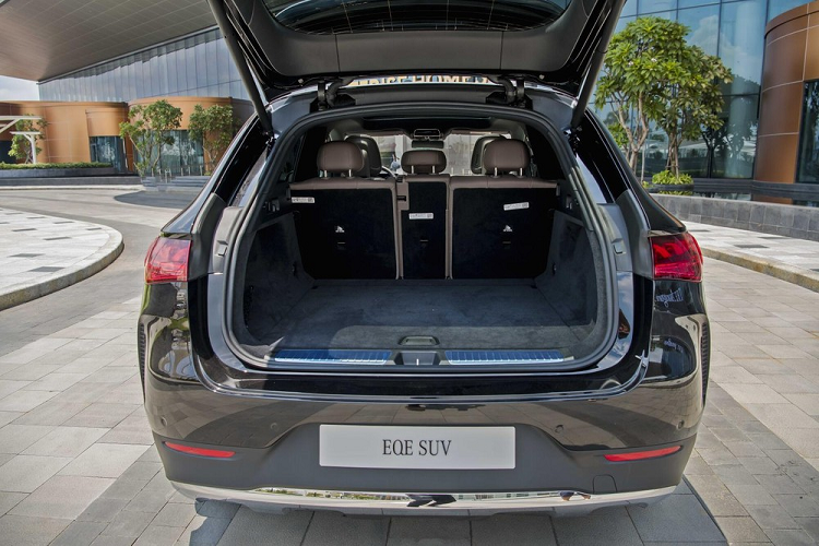 Một tính năng nổi bật khác được trang bị trong khoang nội thất của EQE SUV là hệ thống lọc không khí, bụi bẩn &amp; vi khuẩn, với bộ lọc HEPA (High Efficiency Particulate Air) lọc sạch không khí bên ngoài. Ngoài ra, sự sang trọng và êm ái của xe còn được nâng lên một tầm cao mới bằng gói trang bị cách âm Acoustic Comfort với kính nhiều lớp, cách nhiệt và hấp thụ tia UV cao cấp cho kính chắn gió và cửa sổ bên hông.