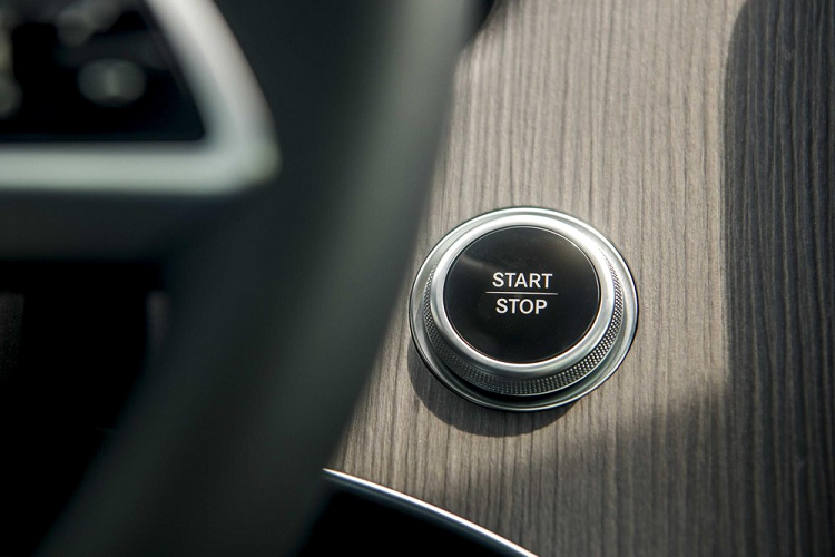 Mercedes-Benz EQE 500 4MATIC (SUV) sở hữu đầy đủ và toàn diện các tính năng an toàn hiện đại nhất từ hãng xe sang Đức bao gồm, hệ thống hỗ trợ cảnh báo điểm mù chủ động, hệ thống hỗ trợ phanh chủ động phòng ngừa va chạm (Active Brake Assist), hệ thống kiểm soát hành trình Cruise Control, hệ thống hỗ trợ bảo vệ chủ động...