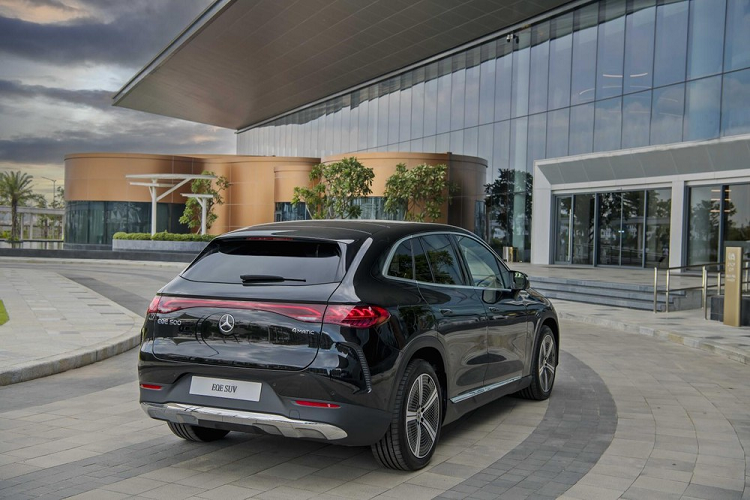 Khác với 2 dòng xe EQB và EQS SUV, ngoại hình của Mercedes-Benz EQE SUV được lựa chọn với gói thiết kế Electric Art tại thị trường Việt Nam, thay đổi rõ nét so với hình dáng AMG Line thường thấy. Mặt tản nhiệt Black Panel màu đen phủ bóng, với các họa tiết trang trí hình ngôi sao ba cánh 3D nổi bật. Ngoài ra, mâm xe Mercedes-Benz EQE SUV có kích thước 20-inch với nan 5 chấu và thiết kế tối ưu hoá khí động học khiến chiếc SUV này càng thêm bề thế.