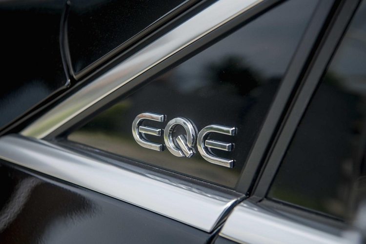 Về nội thất, xe được trang bị nhiều lựa chọn bao gồm Đen/Xám Space, Xám Neva/Nâu Balao, Đen/Nâu Balao, Xám Neva/Xanh, Biscay, Đen/Xanh Biscay. Gói thiết kế nội thất Electric Art, giúp dòng xe này mang đến cảm giác tinh tế và siêu thực từ tương lai hơn. 