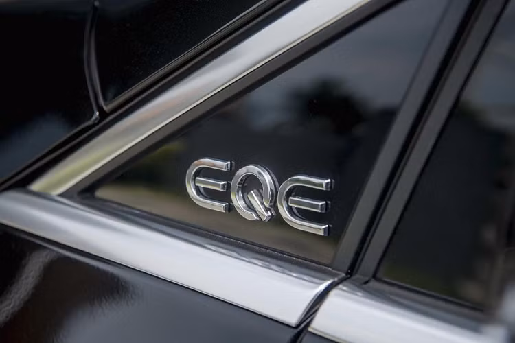 Về nội thất, xe được trang bị nhiều lựa chọn bao gồm Đen/Xám Space, Xám Neva/Nâu Balao, Đen/Nâu Balao, Xám Neva/Xanh, Biscay, Đen/Xanh Biscay. Gói thiết kế nội thất Electric Art, giúp dòng xe này mang đến cảm giác tinh tế và siêu thực từ tương lai hơn. 