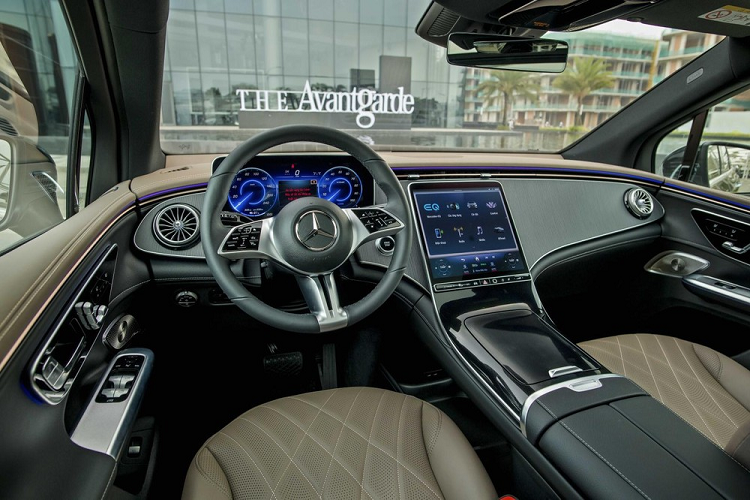 Khoang lái của Mercedes-Benz EQE SUV được trang bị màn hình giải trí trung tâm với công nghệ OLED, kích thước 12,8-inch, bảng đồng hồ kỹ thuật số sau vô lăng với màn hình màu 12,3-inch. Được lập trình một cách linh hoạt, hệ thống thông tin giải trí MBUX (Mercedes-Benz User Experience) trên xe có khả năng nhận biết và hiểu người dùng để cung cấp những gợi ý dựa trên sở thích và thói quen cá nhân liên quan đến giải trí, tiện nghi và điều khiển trên xe.
