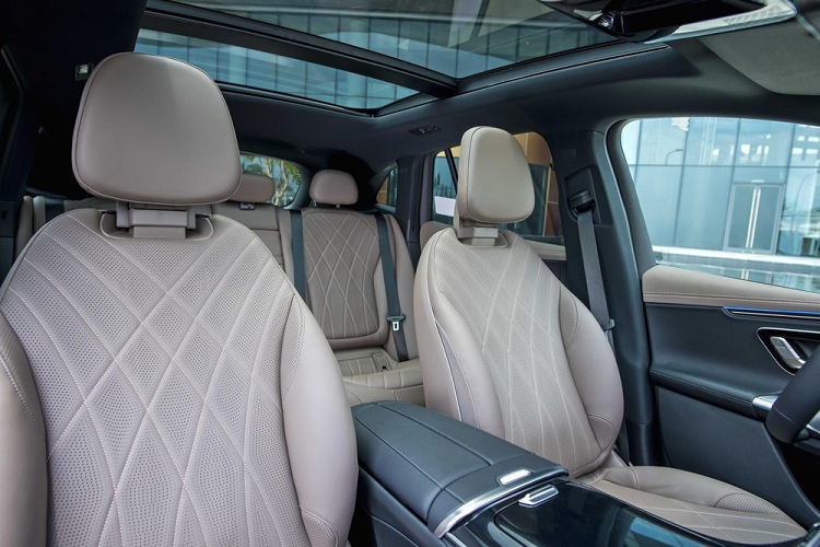 Bên cạnh đó, MBUX Hyperscreen – màn hình vô cực - cũng được đặt trong phần tùy chọn cá nhân hóa cho EQE SUV. Mercedes-Benz EQE 500 4MATIC (SUV) được trang bị hệ thống âm thanh vòm Burmester 3D với 15 loa hiệu năng cao, tổng công suất 710 watts, hệ thống định vị MBUX Navigation Plus đã được tích hợp bản đồ trong nước để mang đến trải nghiệm di chuyển tối ưu cho người dùng Việt.