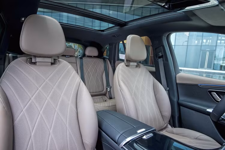 Bên cạnh đó, MBUX Hyperscreen – màn hình vô cực - cũng được đặt trong phần tùy chọn cá nhân hóa cho EQE SUV. Mercedes-Benz EQE 500 4MATIC (SUV) được trang bị hệ thống âm thanh vòm Burmester 3D với 15 loa hiệu năng cao, tổng công suất 710 watts, hệ thống định vị MBUX Navigation Plus đã được tích hợp bản đồ trong nước để mang đến trải nghiệm di chuyển tối ưu cho người dùng Việt.