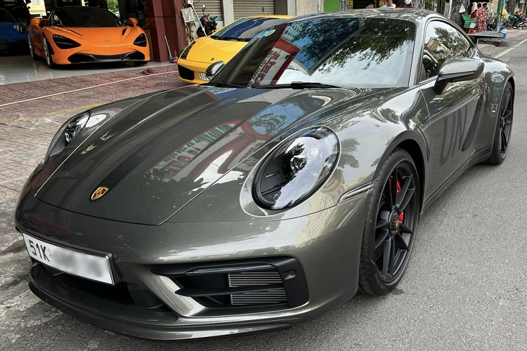  Porsche 911 Carrera GTS 992 Không đắt như 2 chiếc xe 911 phía trên nhưng để sở hữu mẫu xe thể thao như Porsche 911 Carrera GTS 992, các đại gia trong nước phải chi ra không dưới 10 tỷ đồng. Điểm sáng trong năm 2022 là ngoài vài xe với trang bị số tự động, có 1 chiếc Porsche 911 Carrera GTS 992 bản số sàn đã về nước.