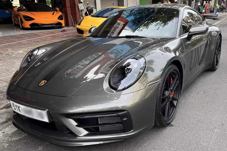  Porsche 911 Carrera GTS 992 Không đắt như 2 chiếc xe 911 phía trên nhưng để sở hữu mẫu xe thể thao như Porsche 911 Carrera GTS 992, các đại gia trong nước phải chi ra không dưới 10 tỷ đồng. Điểm sáng trong năm 2022 là ngoài vài xe với trang bị số tự động, có 1 chiếc Porsche 911 Carrera GTS 992 bản số sàn đã về nước.