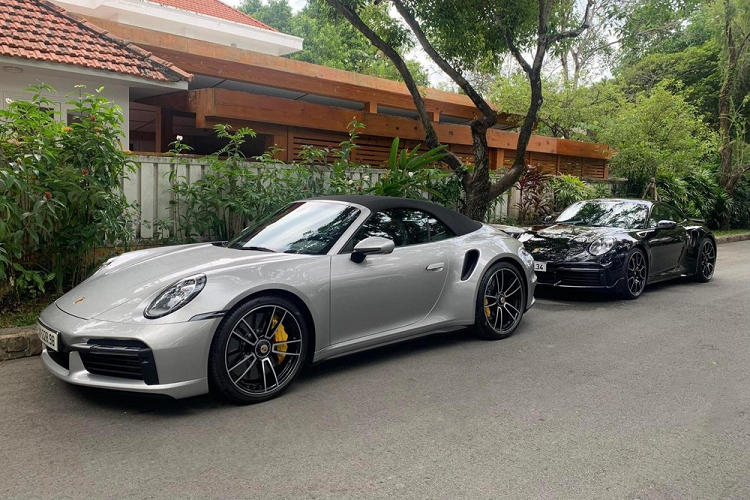  Porsche 911 Turbo 992 2022 là năm thịnh vượng của Porsche Việt Nam với khá nhiều xe thể thao đắt tiền về nước, trong đó, lần đầu xuất hiện một chiếc xe Porsche 911 Turbo Coupe và Porsche 911 Turbo S Cabriolet đều thuộc thế hệ mới nhất là bản 992 và cùng 1 người mua, đó là "Qua" Vũ.