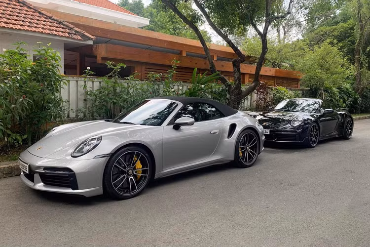  Porsche 911 Turbo 992 2022 là năm thịnh vượng của Porsche Việt Nam với khá nhiều xe thể thao đắt tiền về nước, trong đó, lần đầu xuất hiện một chiếc xe Porsche 911 Turbo Coupe và Porsche 911 Turbo S Cabriolet đều thuộc thế hệ mới nhất là bản 992 và cùng 1 người mua, đó là "Qua" Vũ.