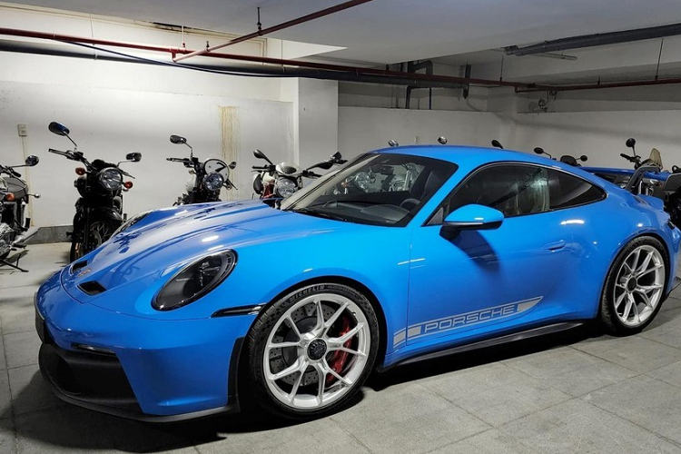  Porsche 911 GT3 2022 Dàn xe thể thao về Việt Nam năm 2022 đầu tiên chính là việc thông tin ông Đặng Lê Nguyên Vũ nhận bàn giao chiếc xe đua đường phố Porsche 911 GT3 thế hệ 992 đầu tiên về nước, sau đó có thêm 4 xe về Việt Nam và 3 trong số đó đều nhanh chóng có chủ nhân chờ giao, đó là Cường Đô la, tay chơi xe JDM và chiếc Porsche 911 GT3 992 bản số sàn duy nhất ở Việt Nam 1 lần nữa gọi tên chủ nhân là "Qua" Vũ.