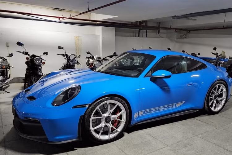  Porsche 911 GT3 2022 Dàn xe thể thao về Việt Nam năm 2022 đầu tiên chính là việc thông tin ông Đặng Lê Nguyên Vũ nhận bàn giao chiếc xe đua đường phố Porsche 911 GT3 thế hệ 992 đầu tiên về nước, sau đó có thêm 4 xe về Việt Nam và 3 trong số đó đều nhanh chóng có chủ nhân chờ giao, đó là Cường Đô la, tay chơi xe JDM và chiếc Porsche 911 GT3 992 bản số sàn duy nhất ở Việt Nam 1 lần nữa gọi tên chủ nhân là "Qua" Vũ.