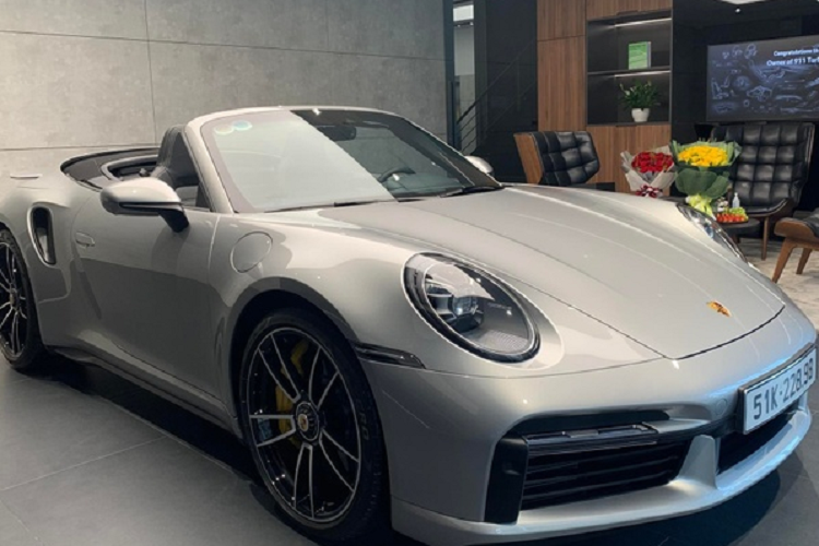 Tại Việt Nam, Porsche 911 Turbo, Porsche 911 Turbo S và Porsche 911 Turbo S Cabriolet thế hệ mới nhất được bán chính hãng với giá lần lượt 13,4 tỷ đồng, 15,79 tỷ đồng và 16,72 tỷ đồng, các mức giá này chưa bao gồm tùy chọn và chi phí lăn bánh.