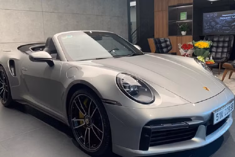 Tại Việt Nam, Porsche 911 Turbo, Porsche 911 Turbo S và Porsche 911 Turbo S Cabriolet thế hệ mới nhất được bán chính hãng với giá lần lượt 13,4 tỷ đồng, 15,79 tỷ đồng và 16,72 tỷ đồng, các mức giá này chưa bao gồm tùy chọn và chi phí lăn bánh.