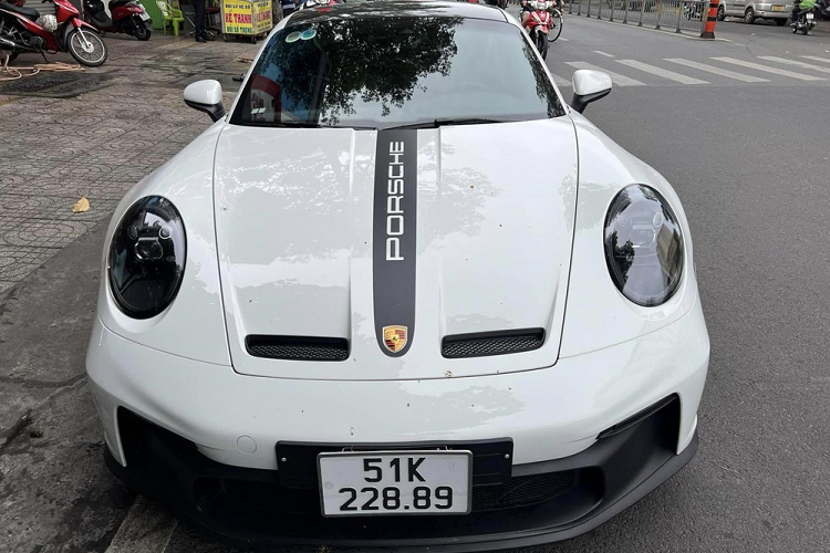Dòng xe thể thao đường phố Porsche 911 GT3 thế hệ 992 sở hữu khối động cơ 6 xi-lanh, dung tích 4.0 lít, hút khí tự nhiên, sản sinh ra công suất tối đa 503 mã lực, cao hơn 10 mã lực so với bản cũ tại vòng tua máy 8.400 vòng/phút và mô-men xoắn cực đại cũng tăng thêm 10 Nm, lên mức 470 Nm tại tua máy 6.100 vòng/phút.
