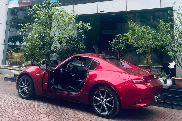  Mazda MX-5 RF thế hệ mới Không đắt tiền như các xe thể thao trên nhưng sự có mặt của một chiếc xe thể thao Mazda MX-5 RF thế hệ mới tại Việt Nam trong năm qua cũng đã nhận được nhiều sự quan tâm của giới yêu xe. Sau vài tháng túc trực tại một công ty nhập khẩu xe Hà Nội, chiếc Mazda MX-5 RF thế hệ mới đã được mang vào Sài thành nhưng chưa rõ chủ nhân mua xe này là ai.