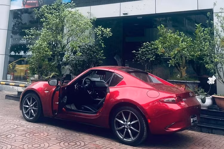  Mazda MX-5 RF thế hệ mới Không đắt tiền như các xe thể thao trên nhưng sự có mặt của một chiếc xe thể thao Mazda MX-5 RF thế hệ mới tại Việt Nam trong năm qua cũng đã nhận được nhiều sự quan tâm của giới yêu xe. Sau vài tháng túc trực tại một công ty nhập khẩu xe Hà Nội, chiếc Mazda MX-5 RF thế hệ mới đã được mang vào Sài thành nhưng chưa rõ chủ nhân mua xe này là ai.