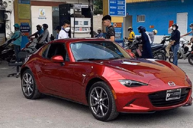 Mẫu xe thể thao mui trần MX-5 thế hệ thứ 4 tích hợp công nghệ Skyactiv của Mazda, xe được cung cấp nhiều động cơ khác nhau cũng như sức mạnh được cải thiện đáng kể qua các năm.