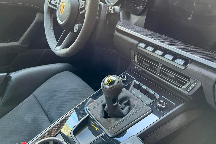 Porsche 911 GT3 phiên bản 992 chỉ mất thời gian từ 3,4 giây đến 3,9 giây để tăng tốc từ vị trí xuất phát lên 100 km/h, tùy theo việc xe sử dụng hộp số 7 tốc độ PDK hay số sàn. Vận tốc tối đa trên bản sử dụng số tự động là 318 km/h và con số tương ứng trên xe số sàn là 320 km/h.