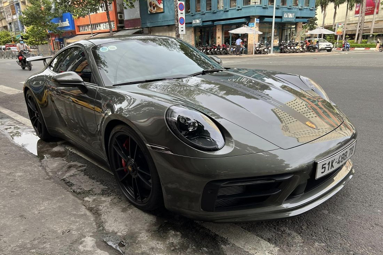 Như vậy, sức mạnh của xe Porsche 911 Carrera GTS thế hệ mới giờ đã lên thành 473 mã lực và mô-men xoắn cực đại là 570 Nm. Nội công này của xe Porsche 911 Carrera GTS thế hệ mới sẽ kết hợp với hộp số tự động ly hợp kép 8 cấp PDK như các xe còn lại đang lăn bánh trong nước nhưng với nhà sưu tập này, lại là bản trang bị số sàn 7 cấp có thêm chân côn.