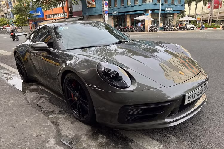 Như vậy, sức mạnh của xe Porsche 911 Carrera GTS thế hệ mới giờ đã lên thành 473 mã lực và mô-men xoắn cực đại là 570 Nm. Nội công này của xe Porsche 911 Carrera GTS thế hệ mới sẽ kết hợp với hộp số tự động ly hợp kép 8 cấp PDK như các xe còn lại đang lăn bánh trong nước nhưng với nhà sưu tập này, lại là bản trang bị số sàn 7 cấp có thêm chân côn.