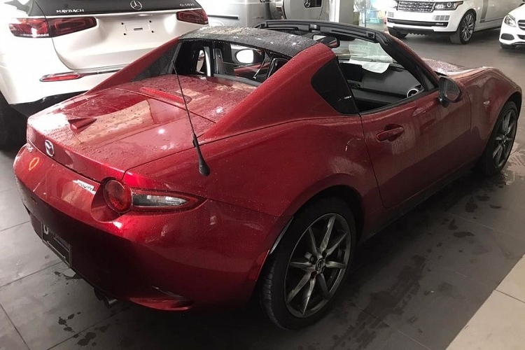 Hiện tại, dòng xe MX-5 bản nâng cấp động cơ mới nhất được trang bị động cơ 2.0L, sản sinh ra công suất tối đa 181 mã lực tại vòng tua máy 7.000 vòng/phút và mô-men xoắn cực đại 205 Nm tại 4000 vòng/phút. Xe đi kèm tùy chọn số sàn hoặc số tự động.