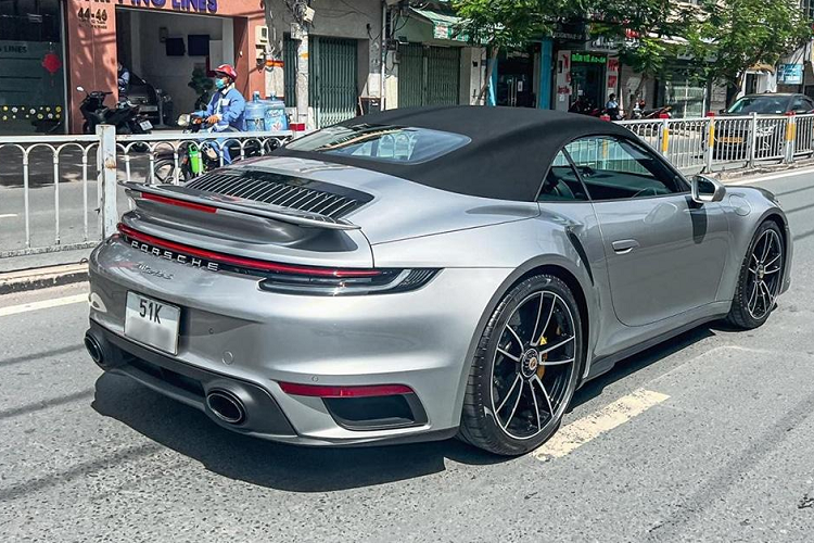 Ngoài ra, còn có 2 người yêu xe nhận bàn giao xe Porsche 911 Turbo S 992, 1 chiếc mang màu sơn Nogaro Blue Metallic nằm trong danh mục Paint to Sample có giá lên đến hơn 700 triệu đồng và xe còn lại sở hữu màu vàng Racing Yellow.