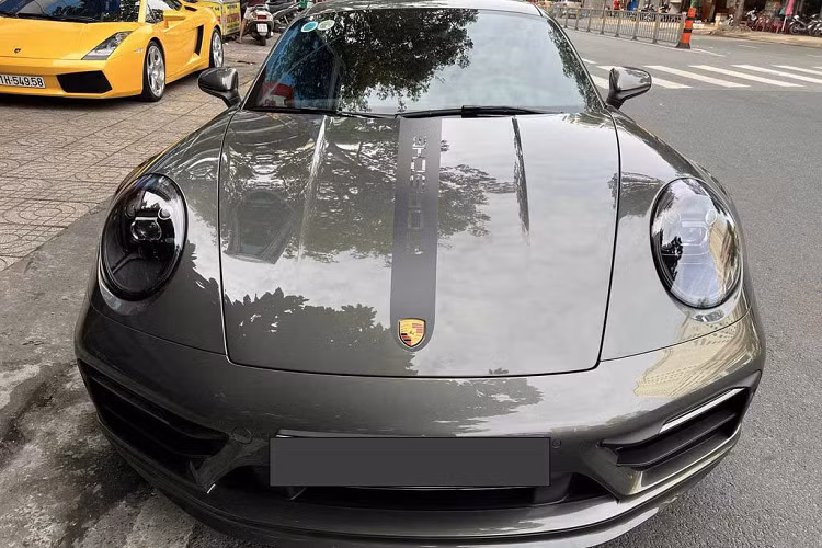 Sức mạnh trên chiếc xe thể thao Porsche 911 Carrera GTS thế hệ 992 của nhà sưu tập xe hàng đầu tại Việt Nam vẫn là động cơ Boxer 6 xy-lanh, dung tích 3.0 lít, tăng áp kép nhưng được tinh chỉnh lại nhằm giúp xe tăng thêm 20 mã lực ở công suất và 20 Nm cho mô-men xoắn cực đại so với Porsche 911 Carrera GTS thế hệ trước cũng chỉ có vài xe tại Việt Nam