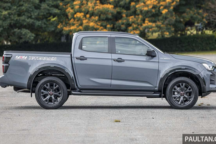 Xe bán tải chạy điện của Isuzu sẽ dựa trên D-Max và được sản xuất tại Thái Lan, tuy nhiên nó dự kiến được ra mắt lần đầu vào năm 2025 tại Na Uy trước khi được giới thiệu tại Thái Lan. Các thị trường khác ở châu Âu và Trung Đông sẽ sớm ra mắt sau đó.