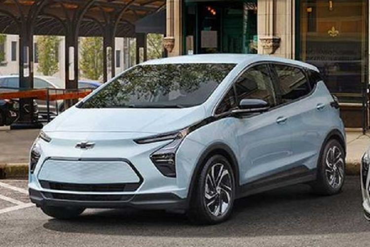 Dù có giá rẻ nhưng Chevrolet Bolt EV và Bolt EUV 2023 sở hữu thông số khá ổn trong phân khúc ô tô điện đô thị cỡ nhỏ. Ở phiên bản 2023, 2 mẫu xe này vẫn dùng cụm pin có dung lượng 65 kWh như trước. Nhờ đó, Chevrolet Bolt EV 2023 có quãng đường di chuyển sau khi sạc đầy pin là 417 km và con số tương ứng của Bolt EUV là 397 km.