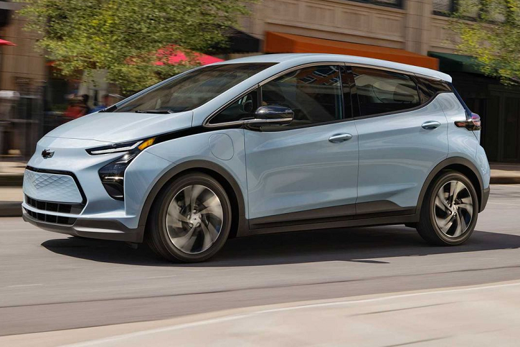 Ngoài ra, Chevrolet Bolt EV và Bolt EUV 2023 còn được trang bị phù hợp với giá tiền như đèn pha LED, dải đèn LED định vị ban ngày, đèn hậu LED, vành hợp kim 17 inch, ghế bọc nỉ, màn hình cảm ứng trung tâm 10,2 inch, hỗ trợ Android Auto/Apple CarPlay không dây, khởi động nút bấm, điều hòa tự động 1 vùng, cửa gió điều hòa cho hàng ghế sau, lọc không khí hay hệ thống âm thanh 6 loa.